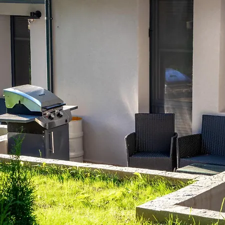 Boro Village アパート *